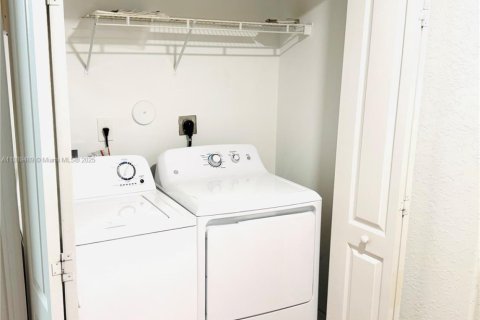 House in Miramar, Florida 3 bedrooms, 163.6 sq.m. № 1944720 - photo 13