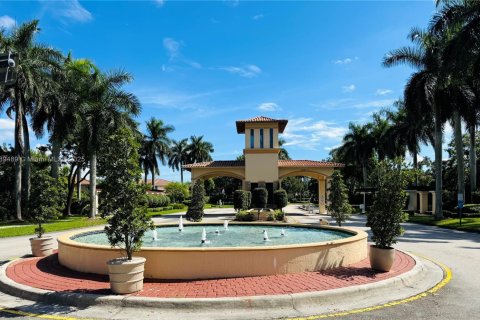 House in Miramar, Florida 3 bedrooms, 163.6 sq.m. № 1944720 - photo 16