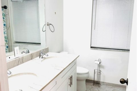 House in Miramar, Florida 3 bedrooms, 163.6 sq.m. № 1944720 - photo 11