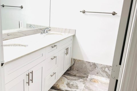 House in Miramar, Florida 3 bedrooms, 163.6 sq.m. № 1944720 - photo 9