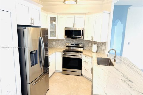 House in Miramar, Florida 3 bedrooms, 163.6 sq.m. № 1944720 - photo 5