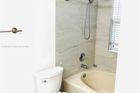 House in Miramar, Florida 3 bedrooms, 163.6 sq.m. № 1944720 - photo 10