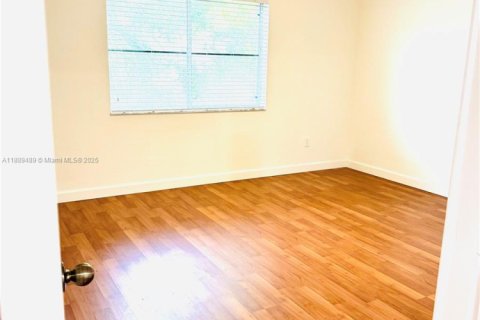 House in Miramar, Florida 3 bedrooms, 163.6 sq.m. № 1944720 - photo 6