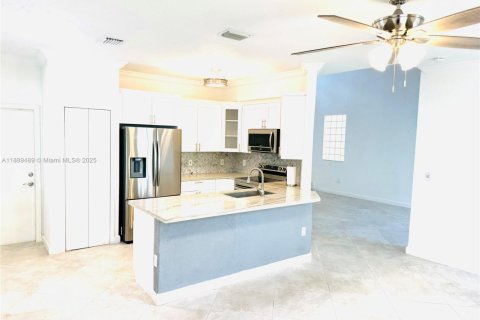 House in Miramar, Florida 3 bedrooms, 163.6 sq.m. № 1944720 - photo 4