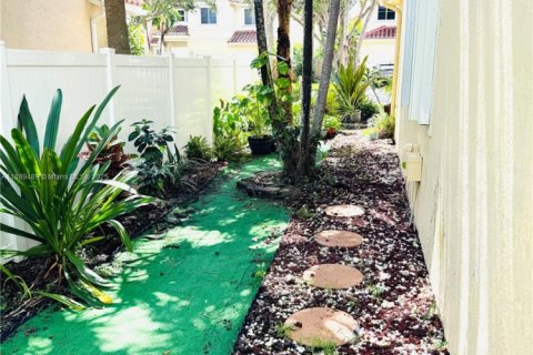 House in Miramar, Florida 3 bedrooms, 163.6 sq.m. № 1944720 - photo 15