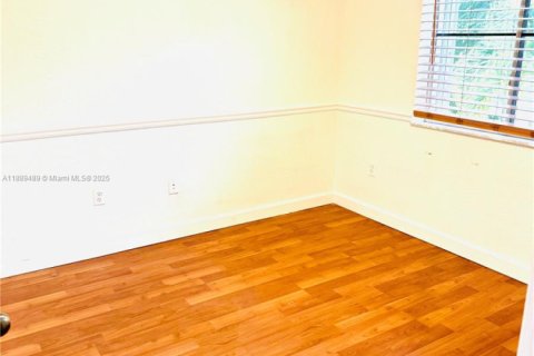 House in Miramar, Florida 3 bedrooms, 163.6 sq.m. № 1944720 - photo 8