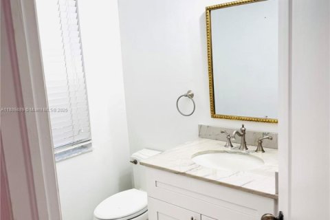 House in Miramar, Florida 3 bedrooms, 163.6 sq.m. № 1944720 - photo 12