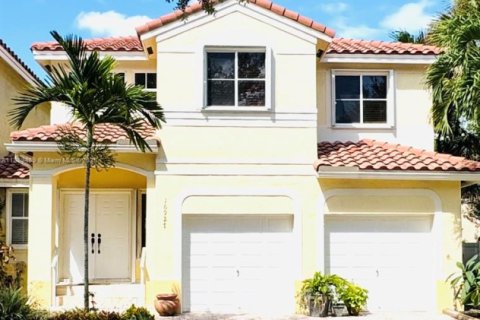 House in Miramar, Florida 3 bedrooms, 163.6 sq.m. № 1944720 - photo 1