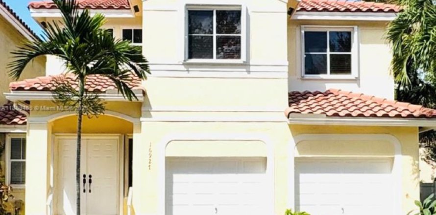 House in Miramar, Florida 3 bedrooms, 163.6 sq.m. № 1944720