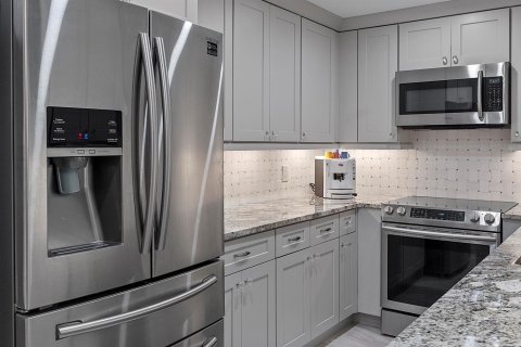 Condo in Highland Beach, Florida, 2 bedrooms № 2401224 - photo 9