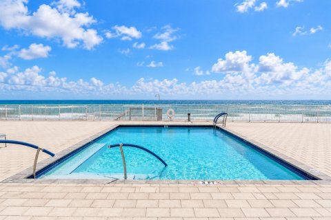 Condo in Highland Beach, Florida, 2 bedrooms № 2401224 - photo 27