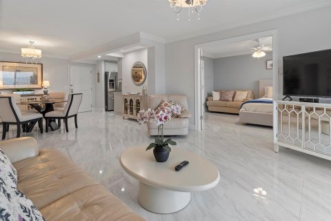 Condo in Highland Beach, Florida, 2 bedrooms № 2401224 - photo 18