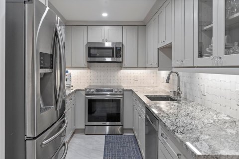 Condo in Highland Beach, Florida, 2 bedrooms № 2401224 - photo 10