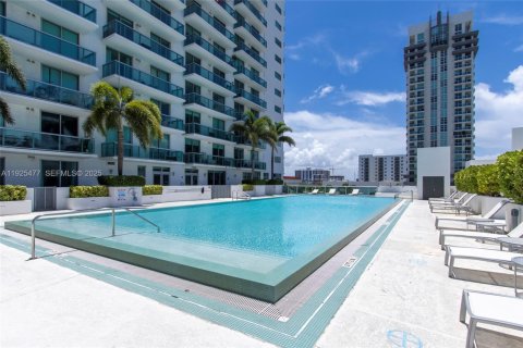 Condo in Miami, Florida, 1 bedroom  № 1984271 - photo 13