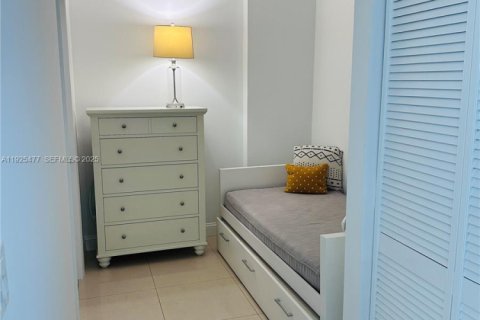 Condo in Miami, Florida, 1 bedroom  № 1984271 - photo 9
