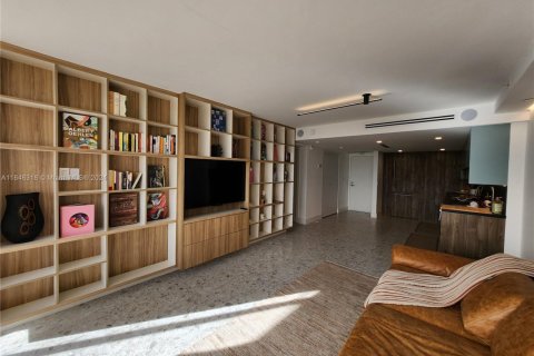 Condo in Miami Beach, Florida, 2 bedrooms № 1959294 - photo 1