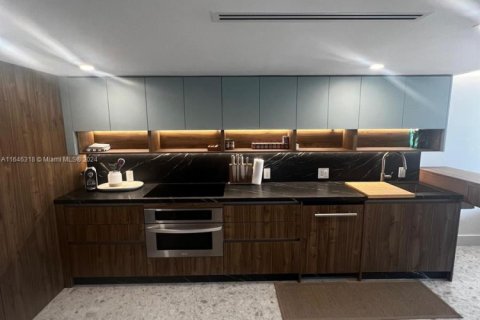 Condo in Miami Beach, Florida, 2 bedrooms № 1959294 - photo 12
