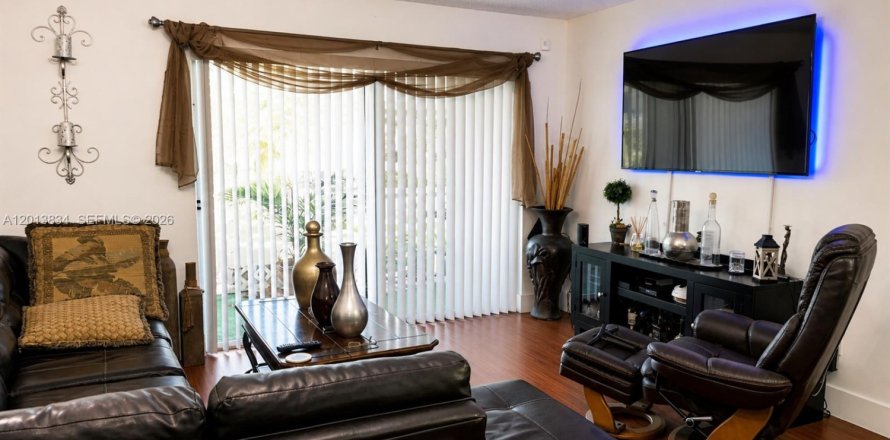 Condominio en Hollywood, Florida, 2 dormitorios  № 2075972