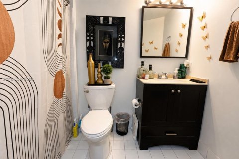 Condominio en alquiler en Hollywood, Florida, 2 dormitorios, 80.55 m2 № 2075972 - foto 8
