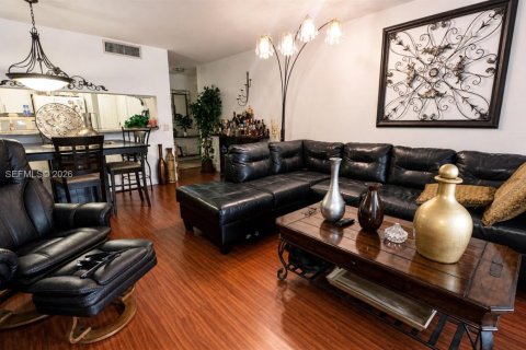Condominio en alquiler en Hollywood, Florida, 2 dormitorios, 80.55 m2 № 2075972 - foto 2