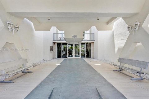 Снять в аренду кондоминиум в Бей-Харбор-Айлендс, Флорида 3 комнаты, 82.03м2, № 2383210 - фото 3