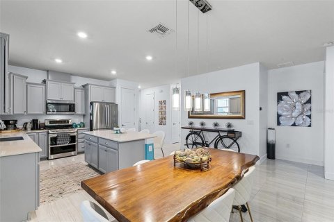 House in ESTATES AT LAKEVIEW PRESERVE in Winter Garden, Florida 4 bedrooms, 192.31 sq.m. № 1827001 - photo 13