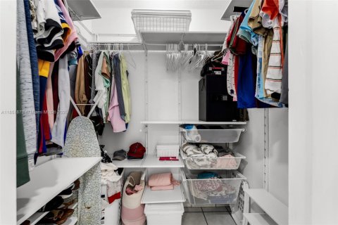 House in Miami, Florida 4 bedrooms, 152.64 sq.m. № 1881959 - photo 26