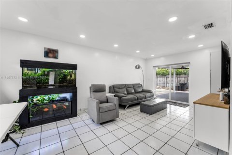 House in Miami, Florida 4 bedrooms, 152.64 sq.m. № 1881959 - photo 11