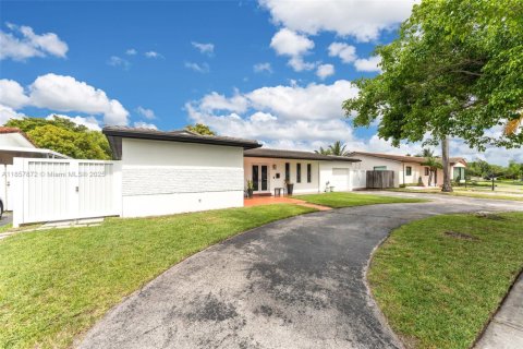 House in Miami, Florida 4 bedrooms, 152.64 sq.m. № 1881959 - photo 1