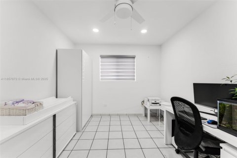 House in Miami, Florida 4 bedrooms, 152.64 sq.m. № 1881959 - photo 27