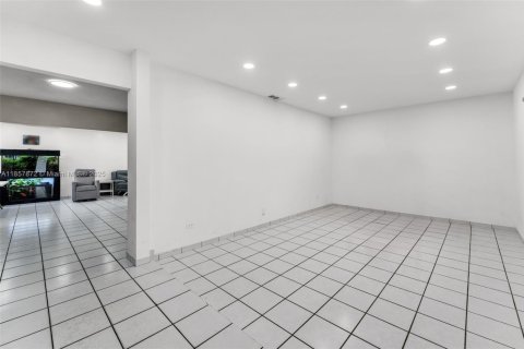 House in Miami, Florida 4 bedrooms, 152.64 sq.m. № 1881959 - photo 9