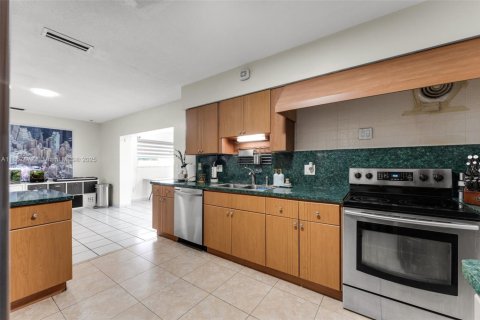 House in Miami, Florida 4 bedrooms, 152.64 sq.m. № 1881959 - photo 15