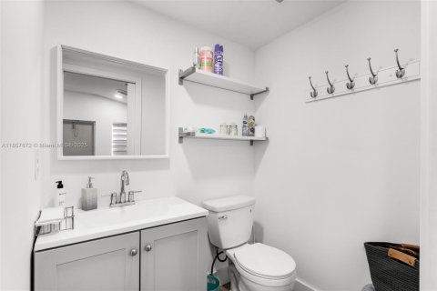 House in Miami, Florida 4 bedrooms, 152.64 sq.m. № 1881959 - photo 21