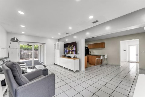House in Miami, Florida 4 bedrooms, 152.64 sq.m. № 1881959 - photo 10