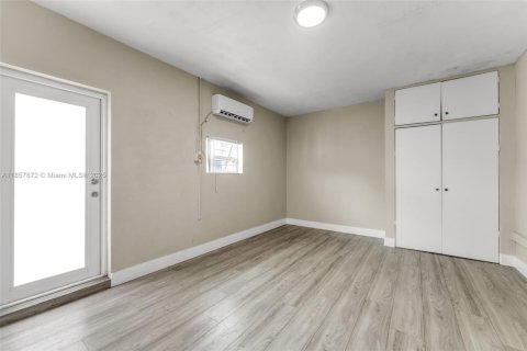 House in Miami, Florida 4 bedrooms, 152.64 sq.m. № 1881959 - photo 17