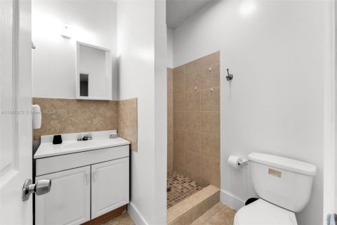House in Miami, Florida 4 bedrooms, 152.64 sq.m. № 1881959 - photo 18