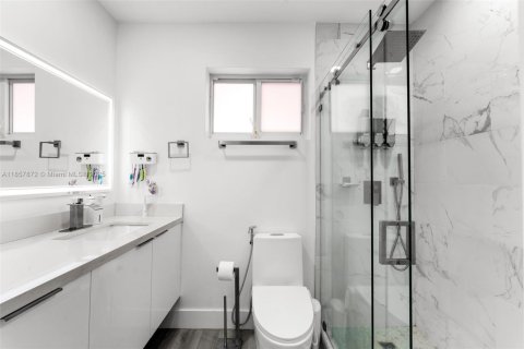 House in Miami, Florida 4 bedrooms, 152.64 sq.m. № 1881959 - photo 7
