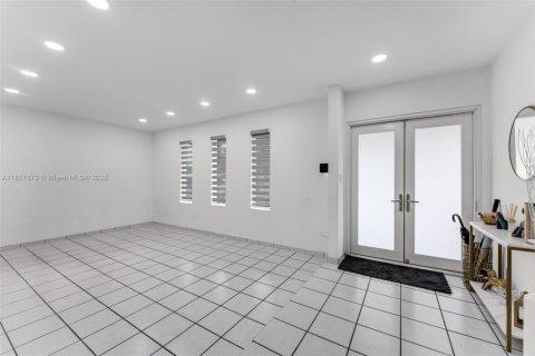 House in Miami, Florida 4 bedrooms, 152.64 sq.m. № 1881959 - photo 8