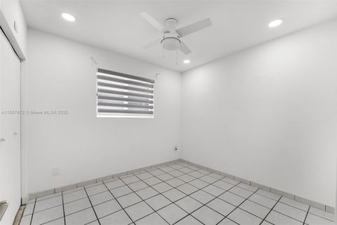 House in Miami, Florida 4 bedrooms, 152.64 sq.m. № 1881959 - photo 29
