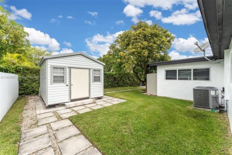 House in Miami, Florida 4 bedrooms, 152.64 sq.m. № 1881959 - photo 19