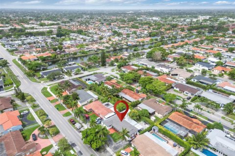 House in Miami, Florida 4 bedrooms, 152.64 sq.m. № 1881959 - photo 6