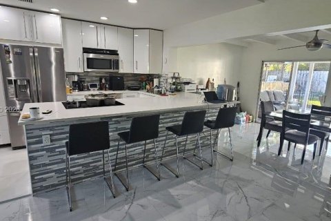 House in Fort Lauderdale, Florida 4 bedrooms, 133.41 sq.m. № 2001598 - photo 8