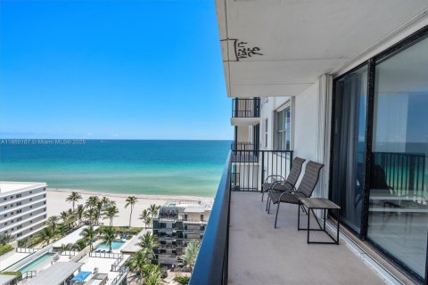 Condominio en venta en Hollywood, Florida, 2 dormitorios, 102.19 m2 № 1961577 - foto 2