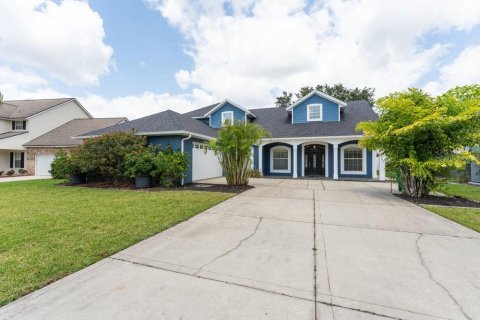 House in Eustis, Florida 5 bedrooms, 271.83 sq.m. № 1670849 - photo 1