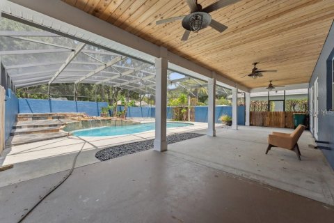 House in Eustis, Florida 5 bedrooms, 271.83 sq.m. № 1670849 - photo 2