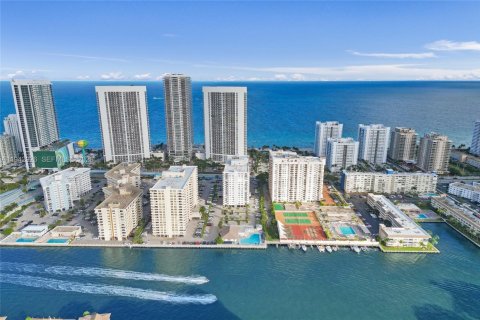 Condo in Hallandale Beach, Florida, 1 bedroom  № 1999331