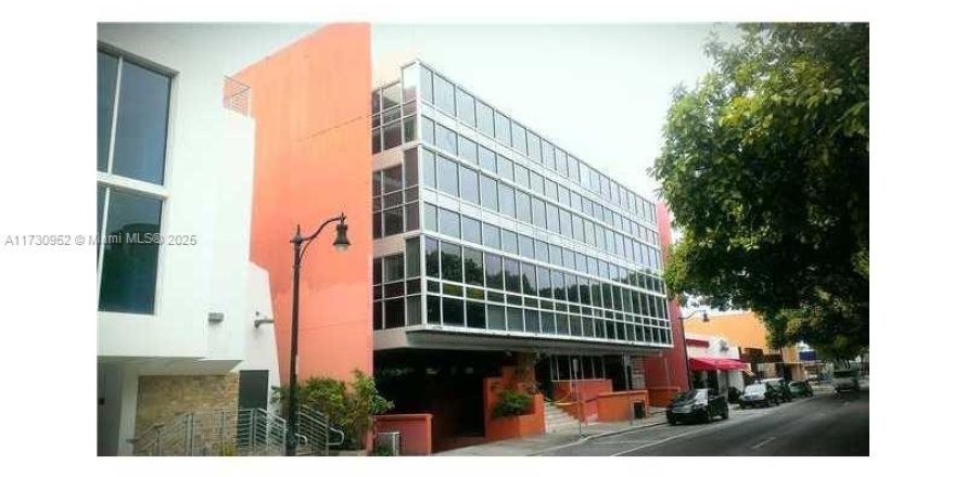 Commercial property in Coral Gables, Florida № 1985090