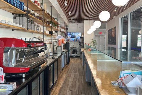 Propiedad comercial en venta en North Miami Beach, Florida № 1936350 - foto 13