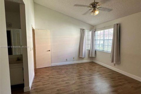 Touwnhouse à louer à Tamarac, Floride: 2 chambres, 104.79 m2 № 1964625 - photo 12