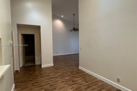 Touwnhouse à louer à Tamarac, Floride: 2 chambres, 104.79 m2 № 1964625 - photo 7